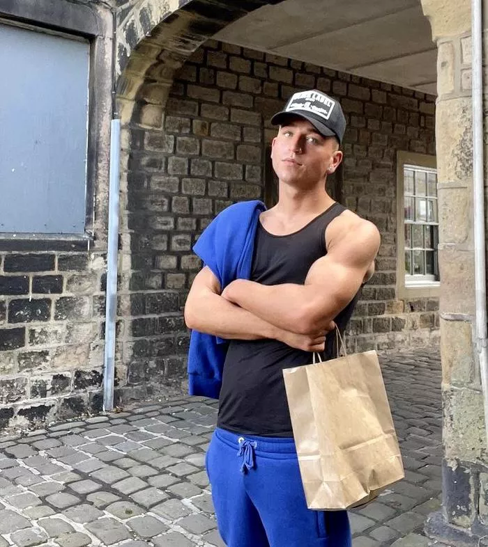 Northern scally looking for some cash pics to worship my guns