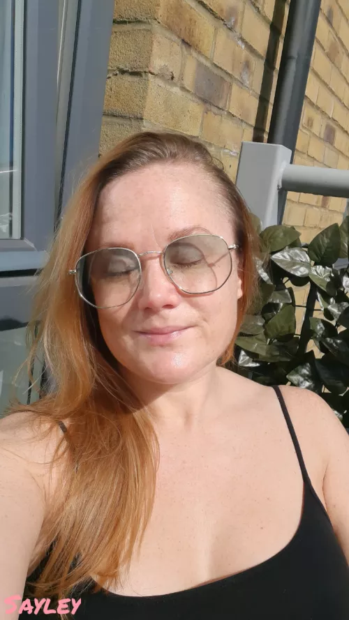 Quick there's sunshine in the UK 👩‍🦰🇬🇧🥰