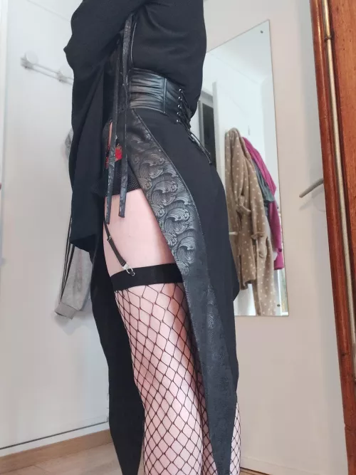 Trying out my new lingeries under my goth kimono :3