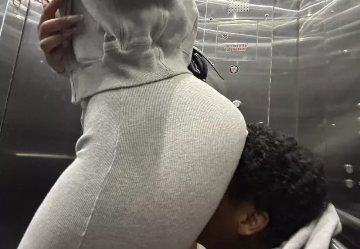 U better not be shy about being my little ass face because I don’t use chairs , not even in public 👸🏻