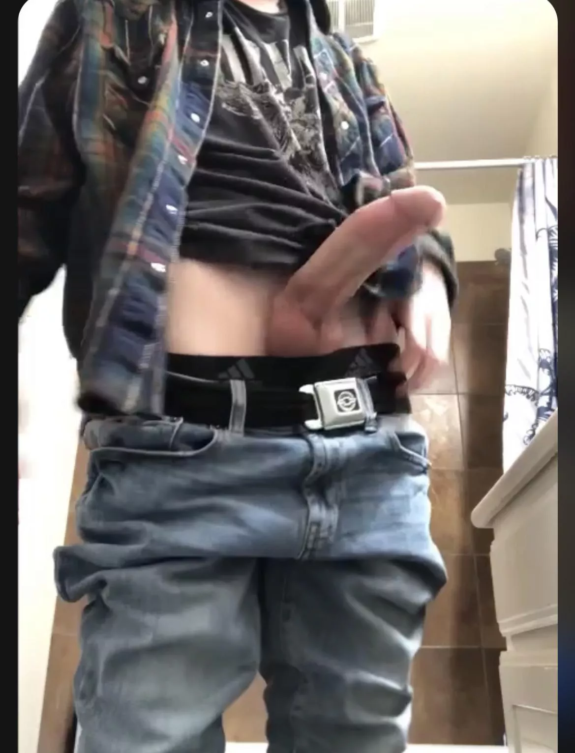 23 M, straight. Just high and bored want someone to talk to. If you’re out freaky don’t bother. PS I have plenty of vids DM for snap ++++18