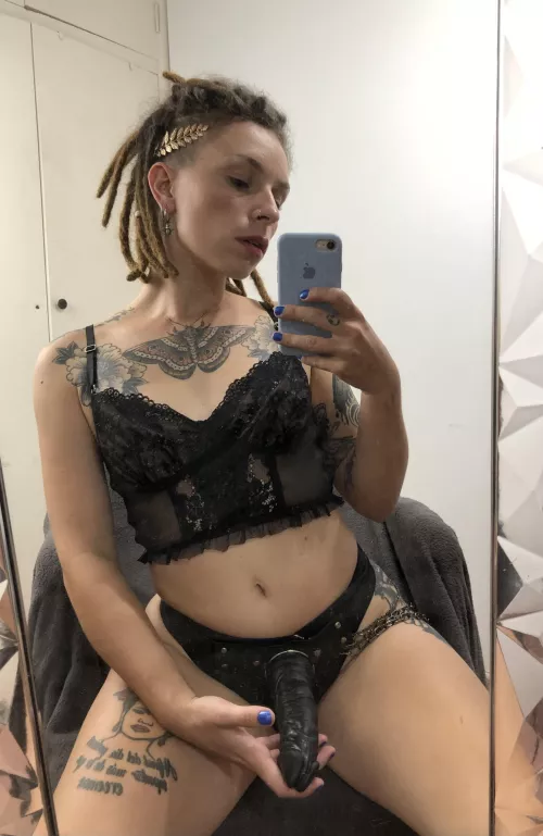 A heavenly Gorgon goddess with the tastiest black penis your tail could taste, would you? Writes “Yes goddes” 🤤