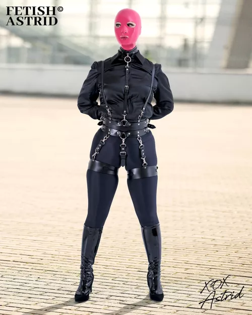 All black outfit with pink hood today ✨️🖤💖✨️