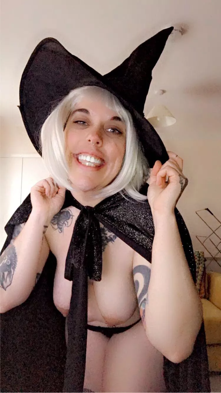 Cheesy grin witchy fun 🖤