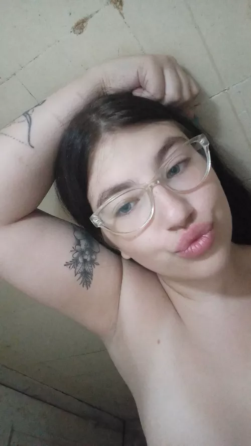 Do you like my smooth and soft armpits?😋