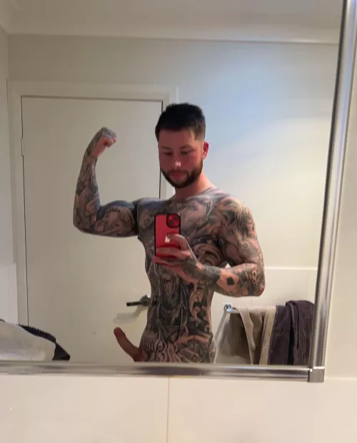 Does anyone else flex in the mirror before a shower 💪🏻