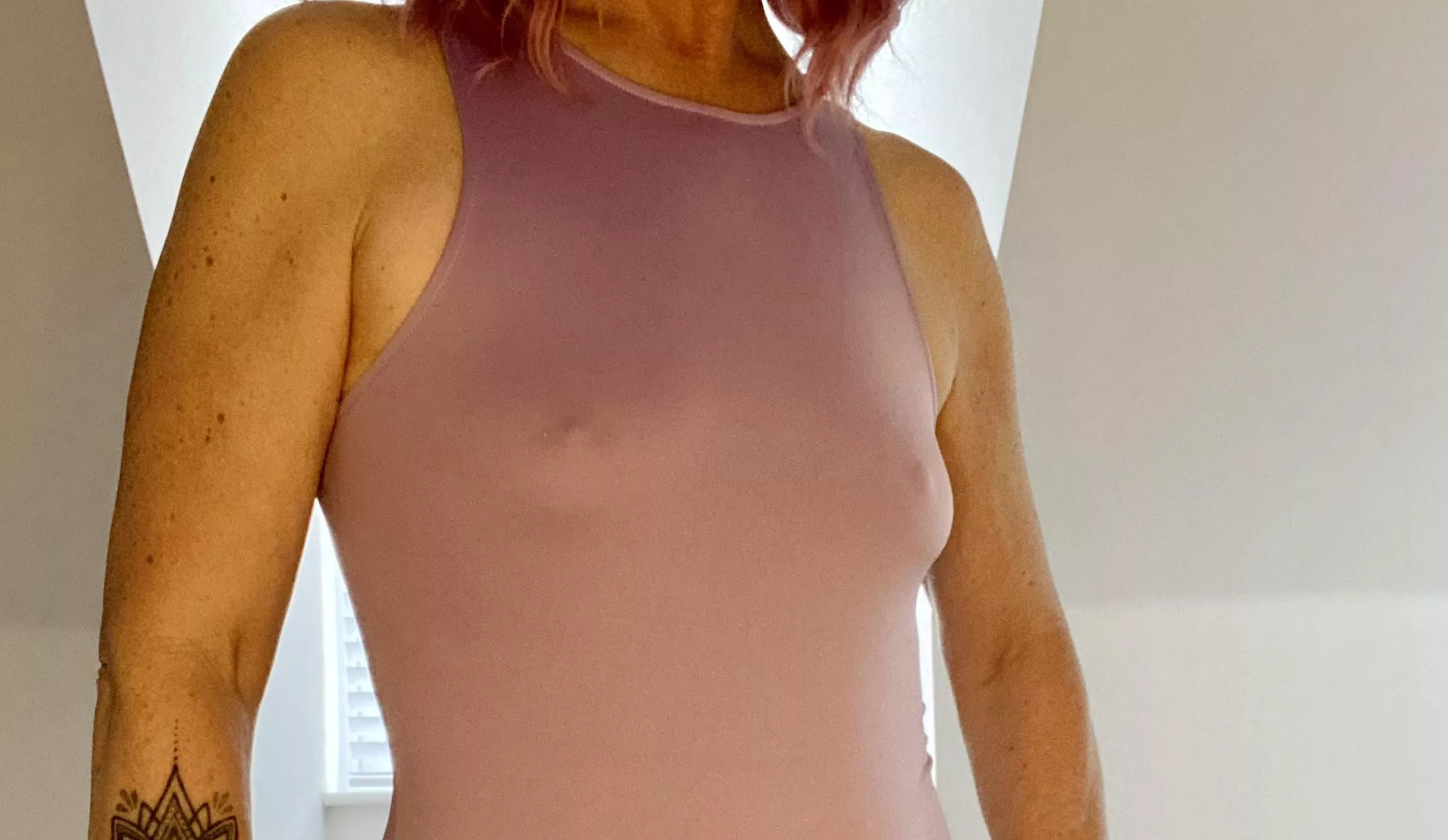 If you can’t tell this is bra less, you need your eyes testing!