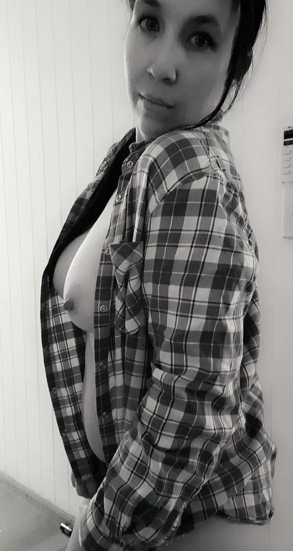 It's finally cool enough to bring back Flannel Friday 😉