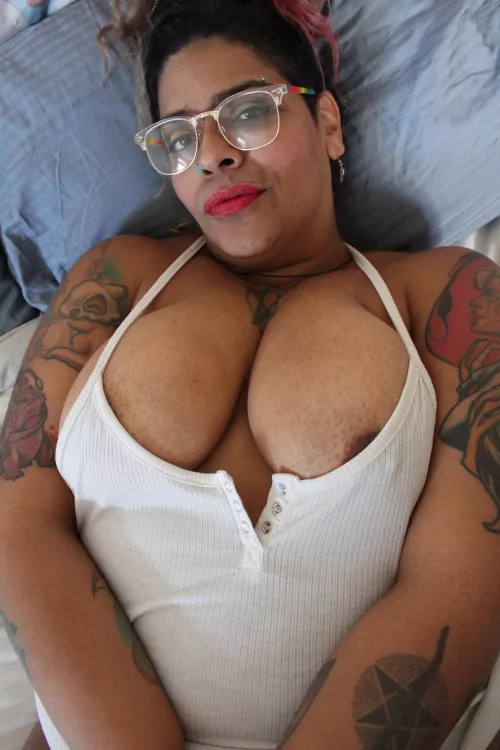 Just relaxing, ready to get my boobs played with 😎