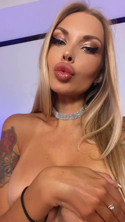 kiss from your naughty girl