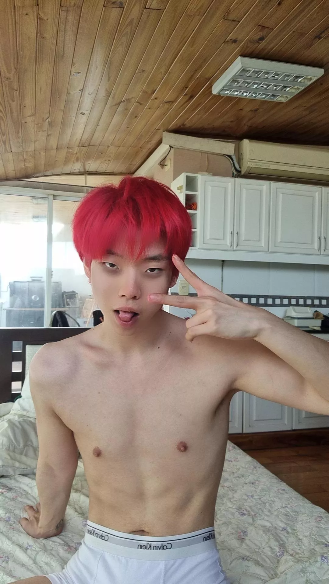 My hair’s red now, let’s watch anime together!