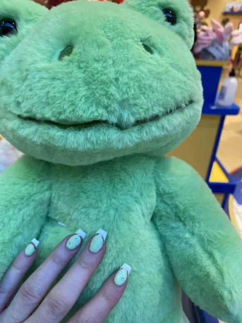 Not my longest nails but I really want this colour/design again 💚