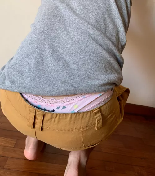 Out on a date.. if you saw this as i was bending over would you let me know or say anything?