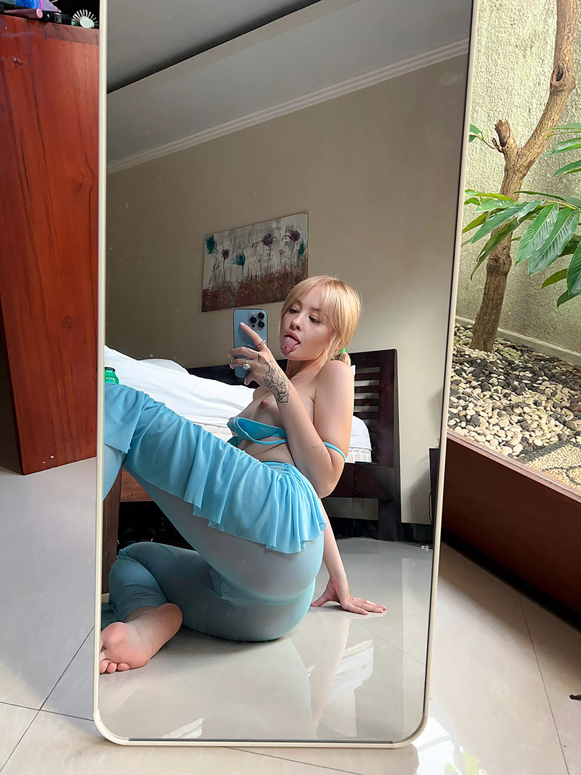 React if you think that the reflection in the mirror looks appetizing