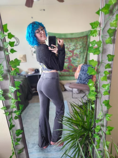 Really love how these pants hug me [f]