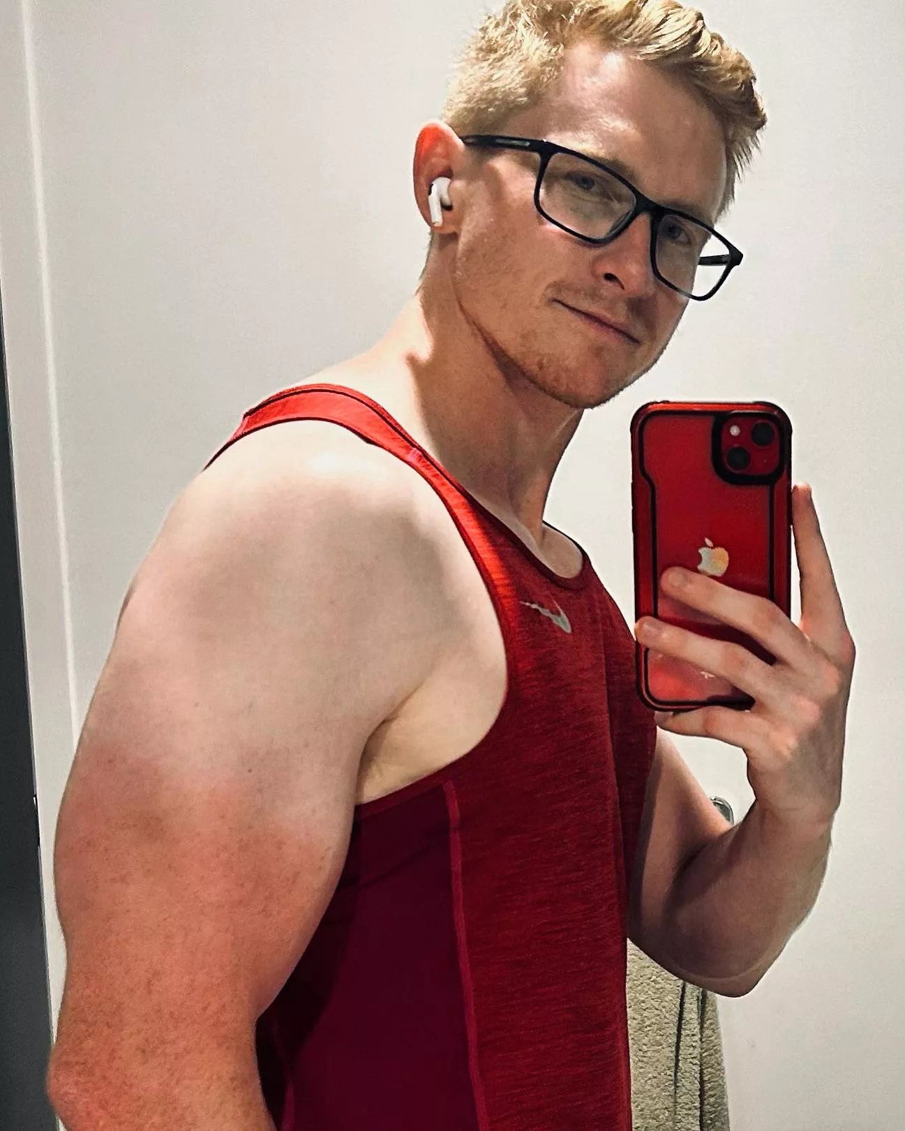 Red everything 2.0. Enjoying the arm thickness