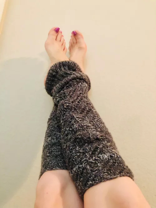 Sexy soft feet, warm silky legs.😉🌙