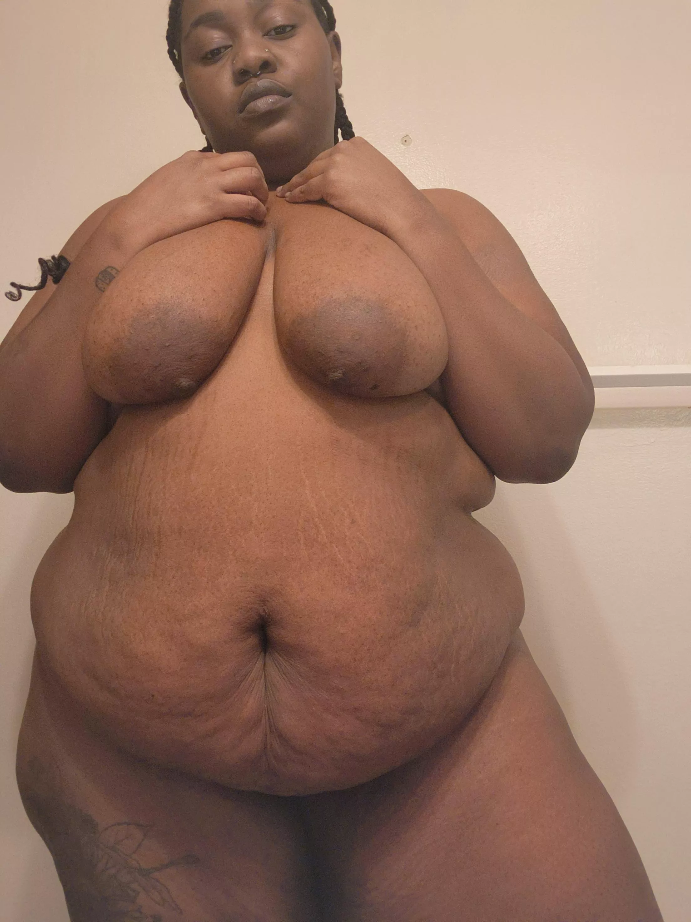 Want to cum on my stomach ?