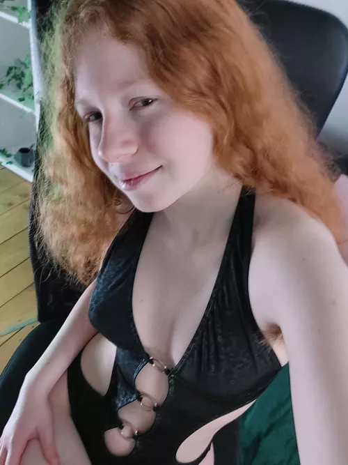 Your kitty is here again! 💙 Streaming live now! (link in the comments!)