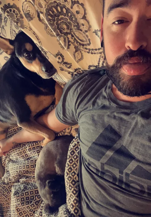 A morning selfie with the boys 🖤