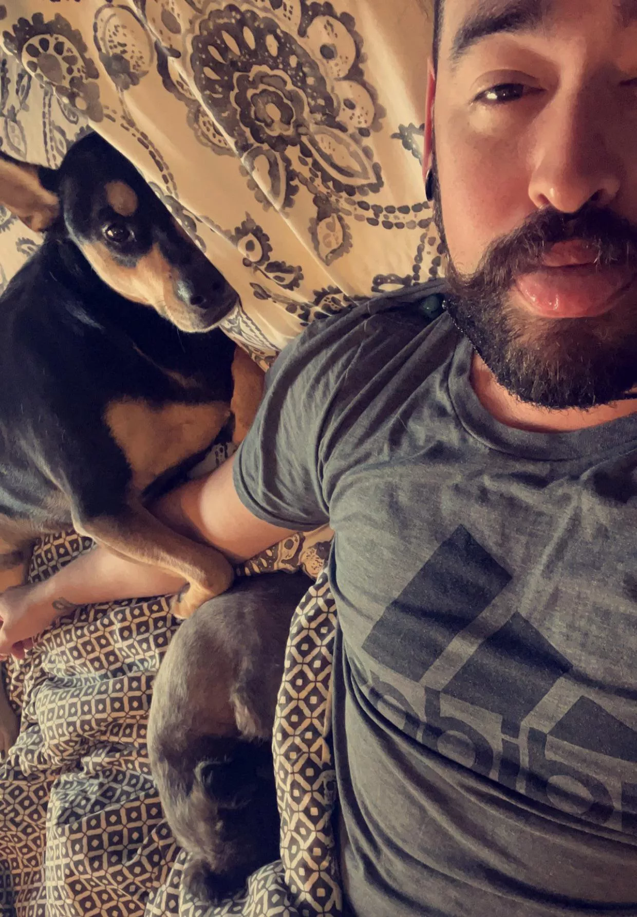 A morning selfie with the boys 🖤