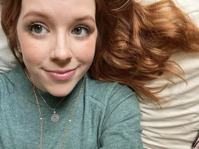 All I want is to lie in bed all weekend with tv and some snacks ❤️ [F]