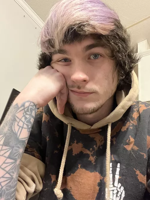 Decided to grow my hair out 🖤