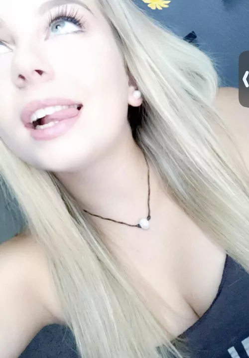 DMs Open to send me dick pics to rate 🫢🙈🙈