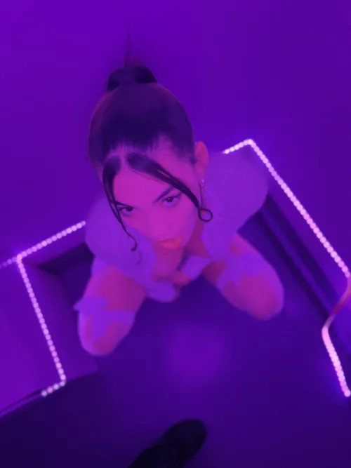 I pose sexier when he is the one taking the pic knowing that I'm going to share it with hundreds of persons that could look at me with desire and sensuality