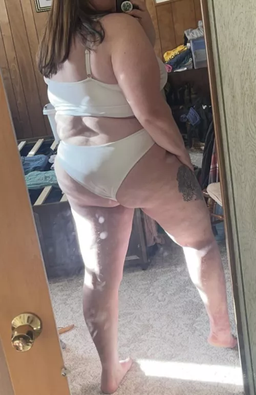 i’m obsessed with the way my ass looks in my new swim suit 🥰