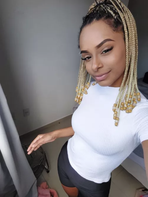 I'm the kind of woman who can make you forget all your worries and immerse yourself in the moment.