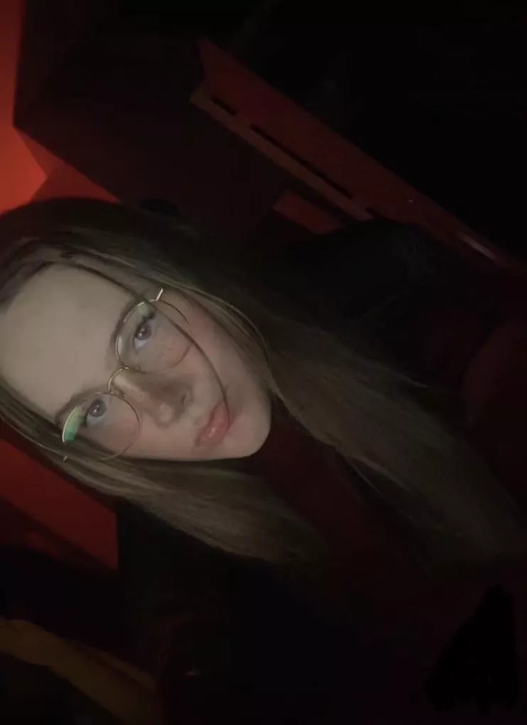 just hit 600 freaking followrz on twich so here’s celebratory selfie when my hair decided to agree with me haha.