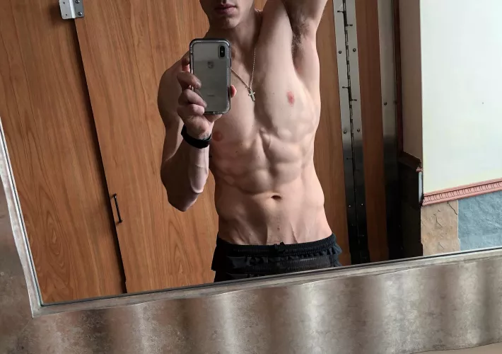 Love the lighting at my new gy[m] 🙌🏼