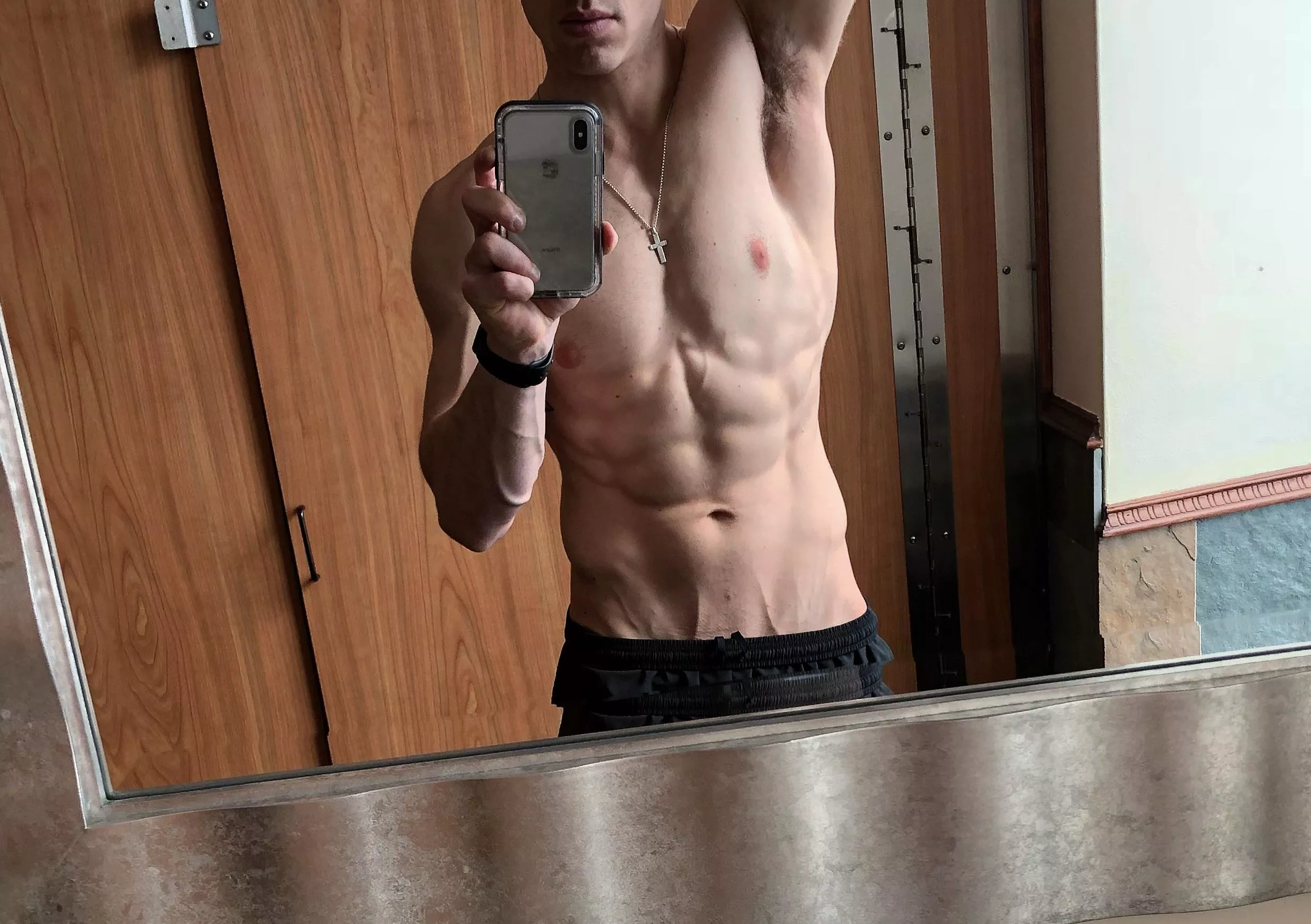 Love the lighting at my new gy[m] 🙌🏼