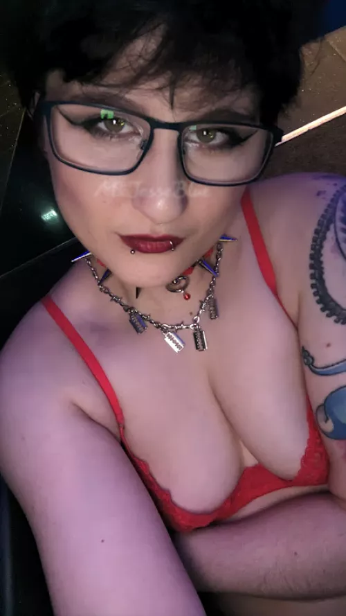 New glasses! I think they suit my androgynous goth nerd vibe