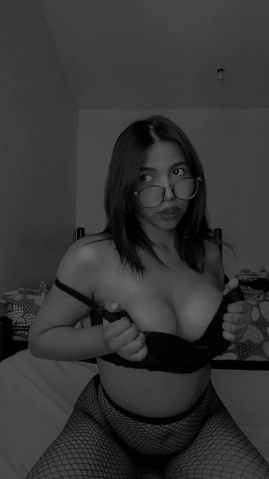 So bored sitting here alone when I could be sitting on your face👅