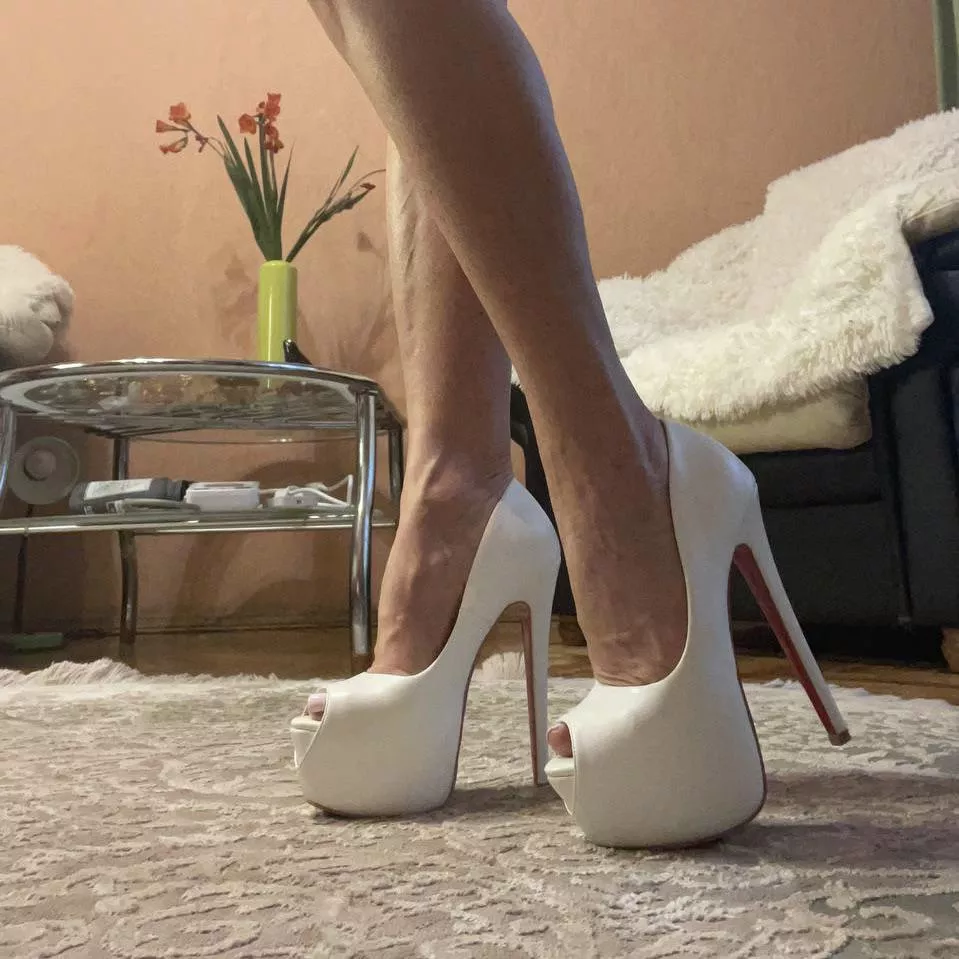 These heels are made for dates🤍