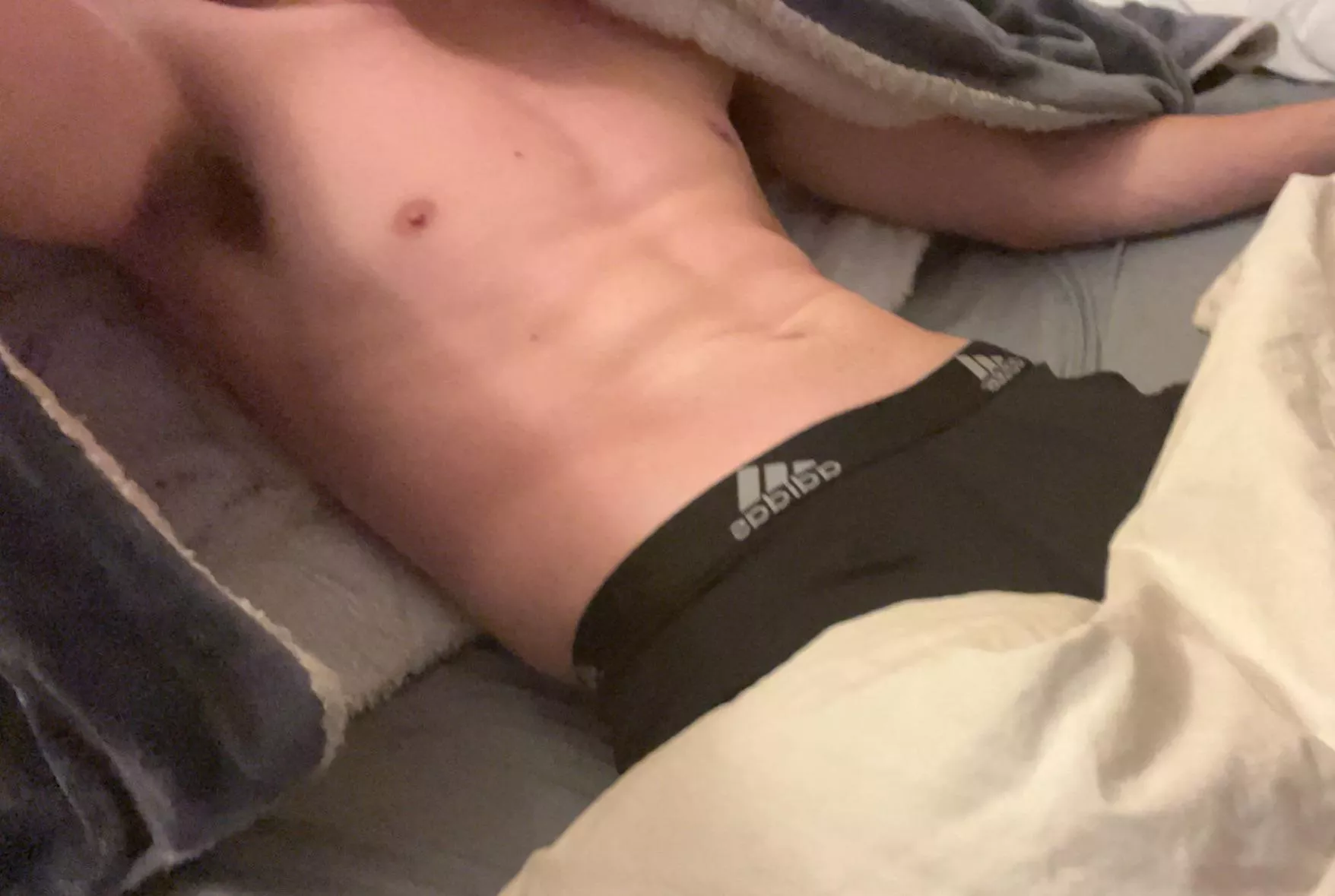 18 vers. Looking for slim/fit twinks or hot daddies