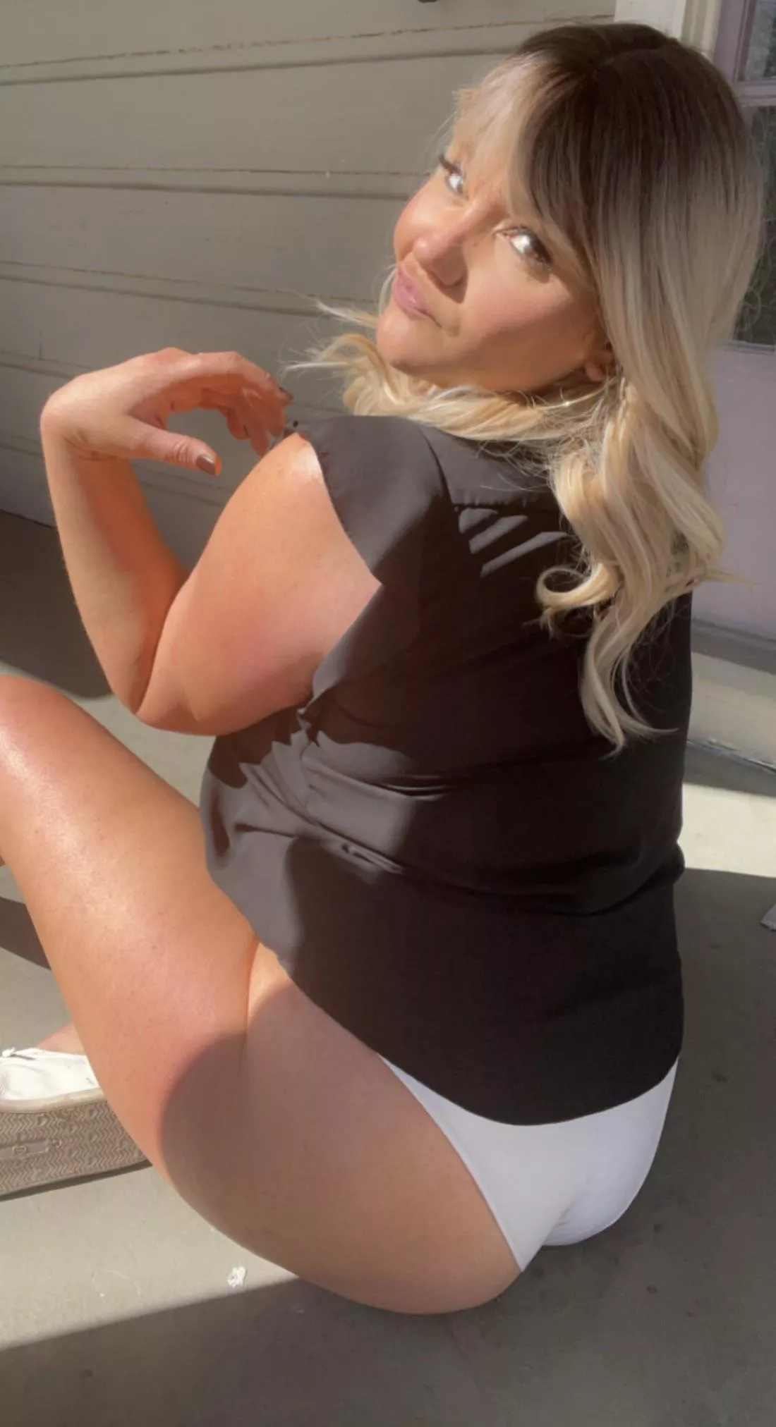 37F. Blondie babe. Sending Sunday kinda love to everyone. No matter ur hair color 😘🥰😝