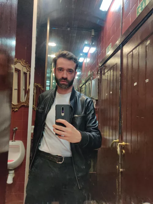 After such a warm reception to the previous photo, gained the courage to go on a night out alone ☺️. Thanks everyone