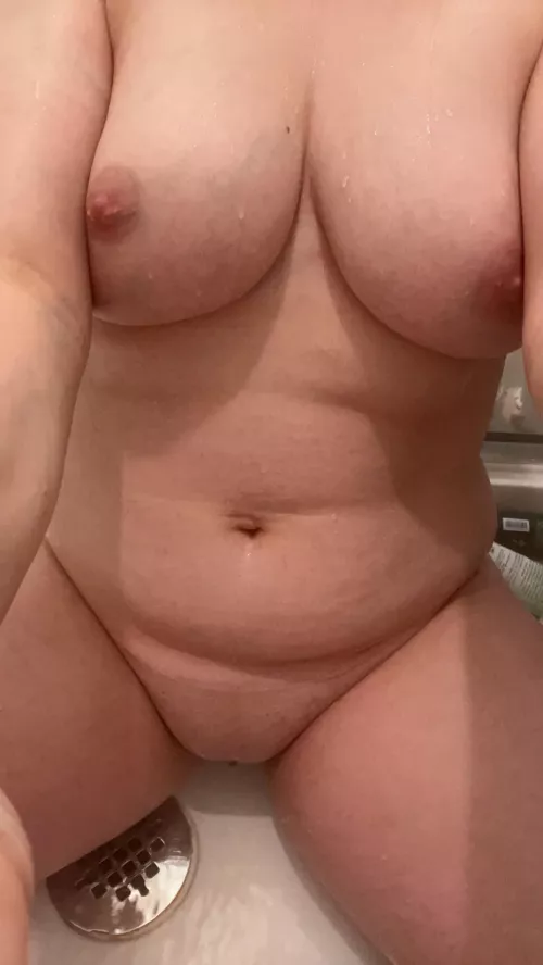 As I mentioned in my last post, I am on a life style, heath and wellness journey. This is my first natural sitting pic while all the way naked. I usually hate showing my stomach. I feel oddly beautiful here 🙈 I’m F, 5’4” and 160lbs. 💕