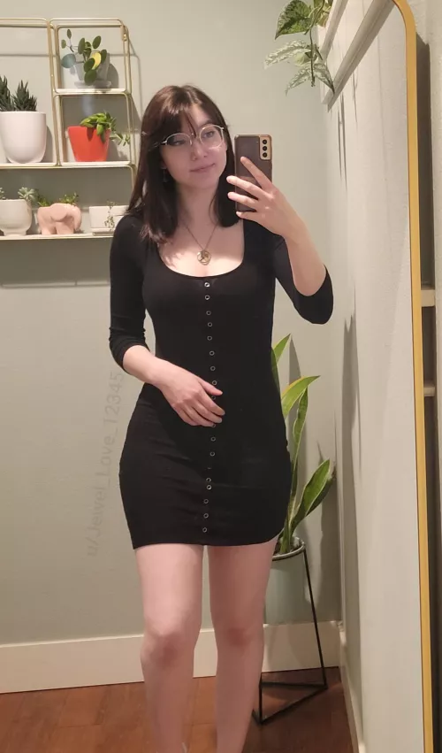 Can I wear this on our date? I think it hugs my curves well ❤️