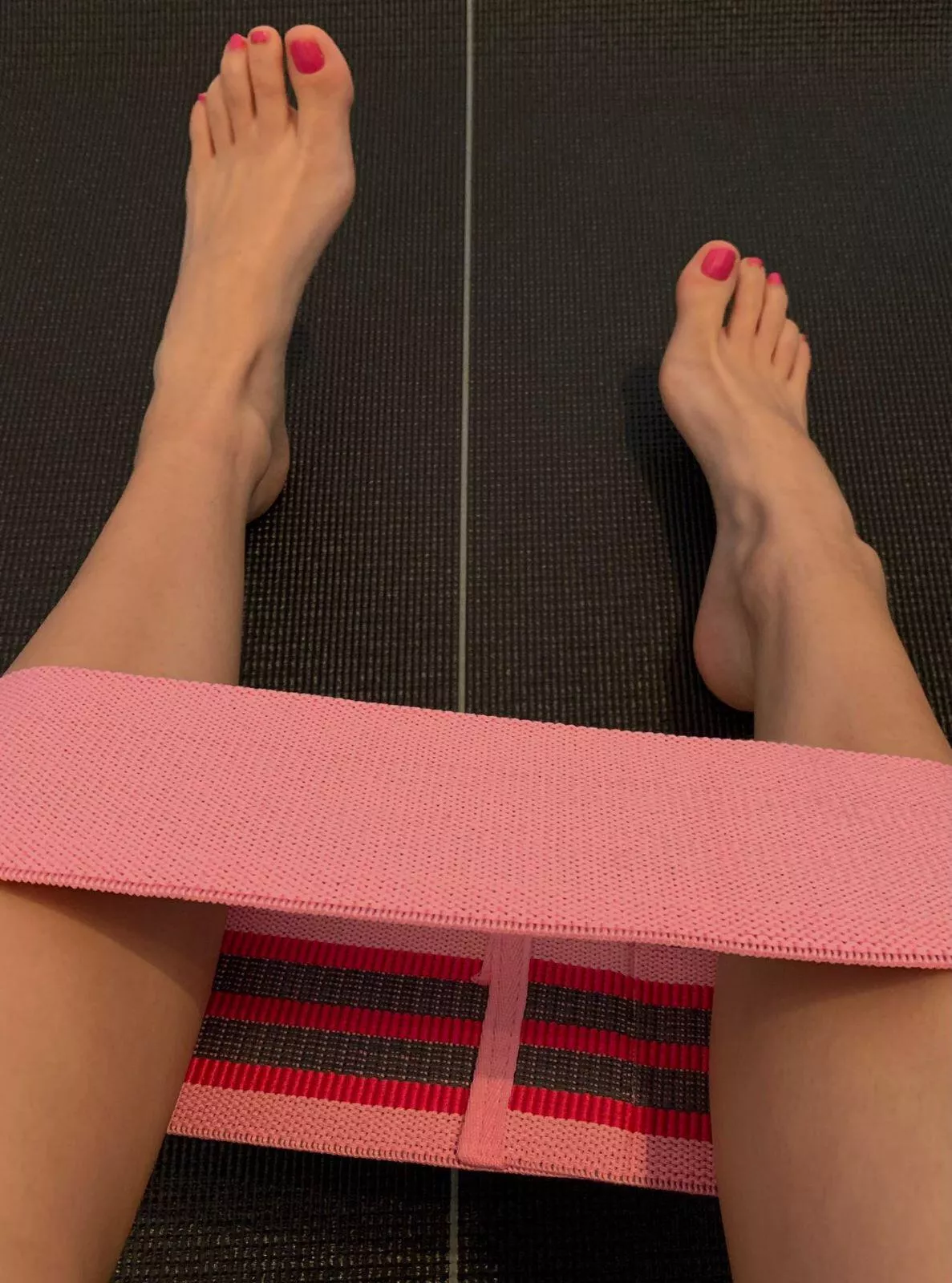 Decided to tease this guy in the gym because I noticed he keeps staring at my bare feet😈