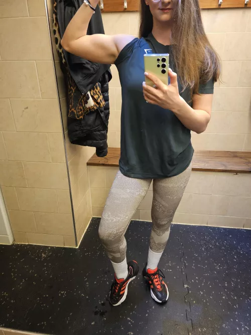 Do you like happy girls with biceps? 😇