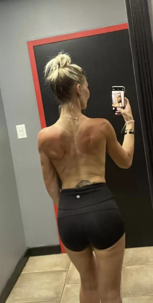 Gym Selfie! Checking my back gains! 39F
