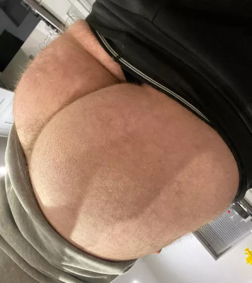 Hey/23 fuzzy 🍑 lol my partner is upstairs lol, they don’t know about this hehe, hmu hehe xx