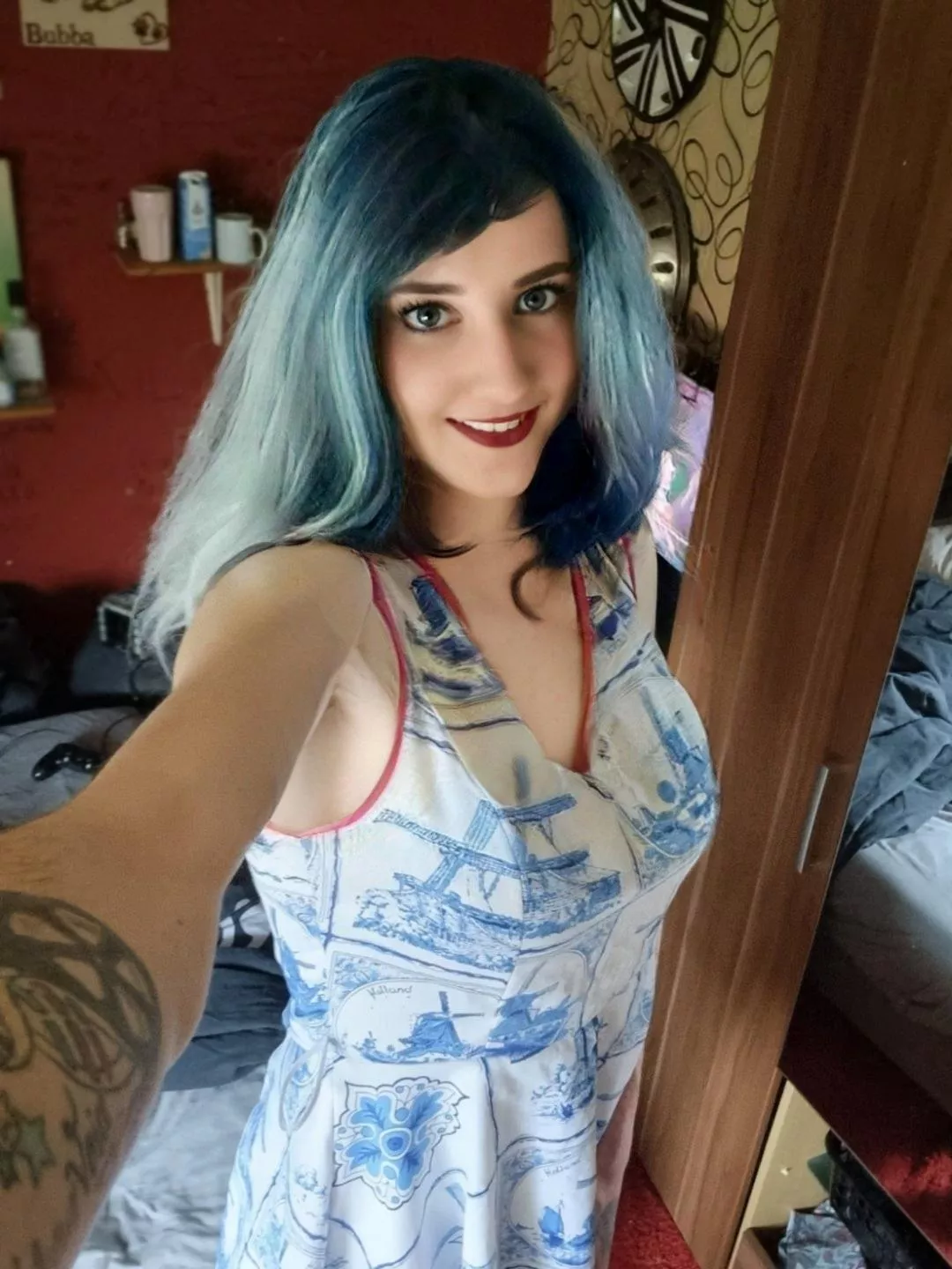 I love to be dominated by a mommy who makes me suck her cock