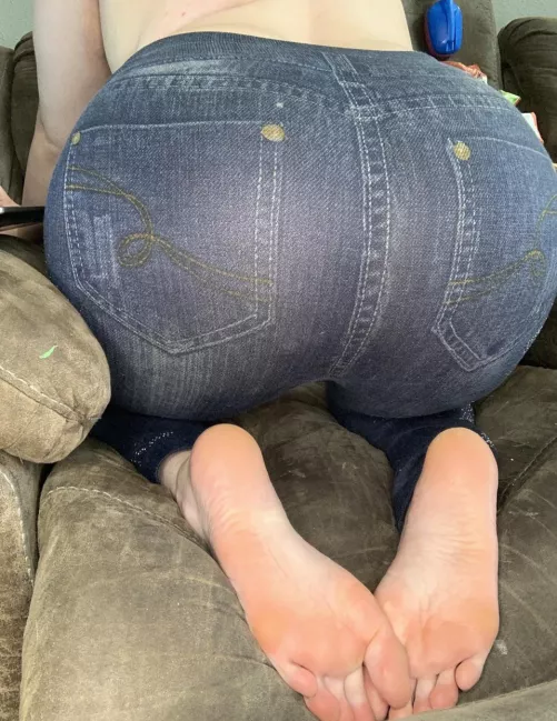 jeans & big feet.