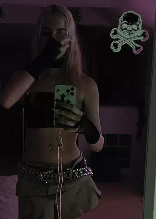 My cute little belly 🥵