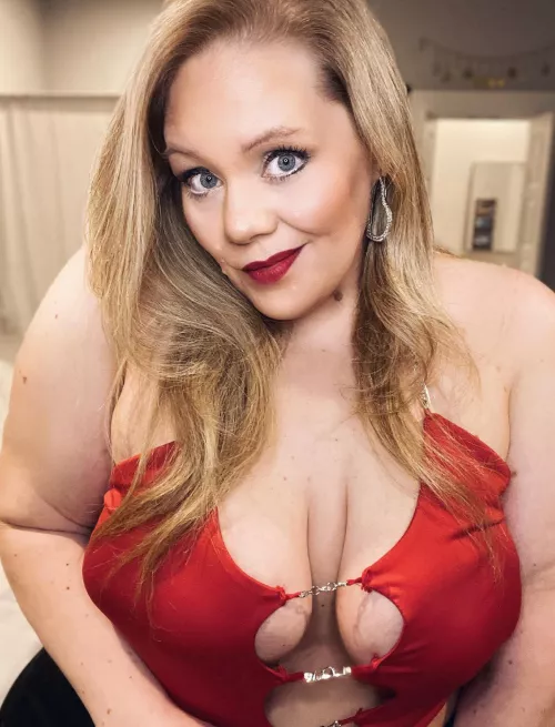 Saturday night plans? 💋